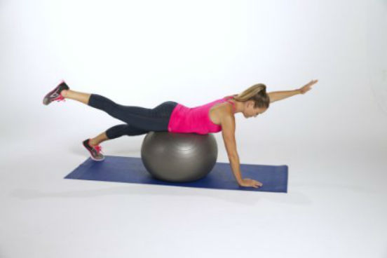 Упражнения на фитболе для спины - укрепляем мышцы и избавляемся от болей в позвоночнике